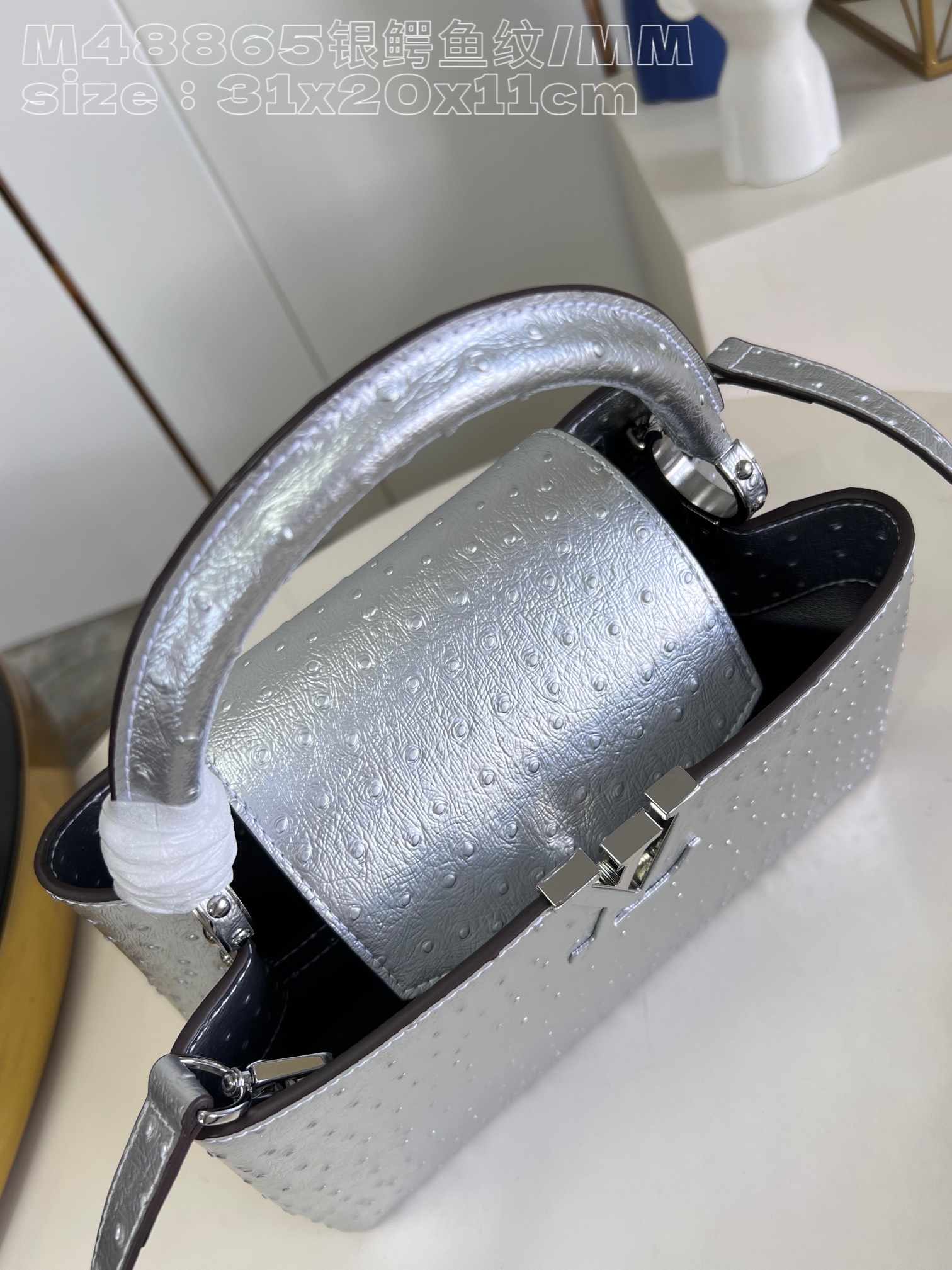 l**is V*t*n capucines mm medium  handbag