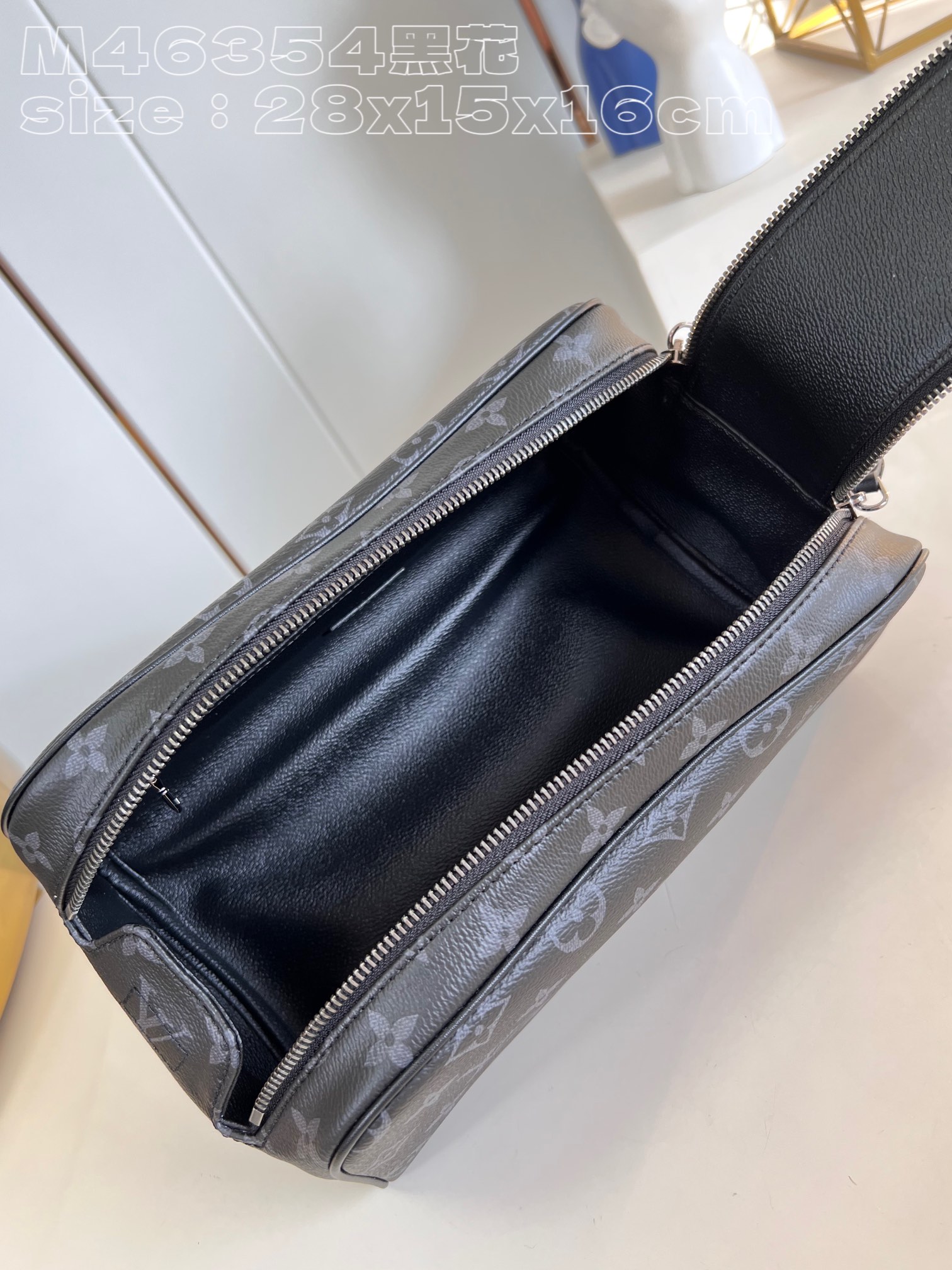 l**is V*t*n dopp kit