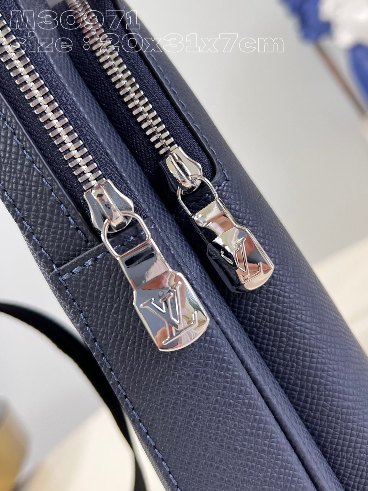 l**is V*t*n avenue nm slingbag