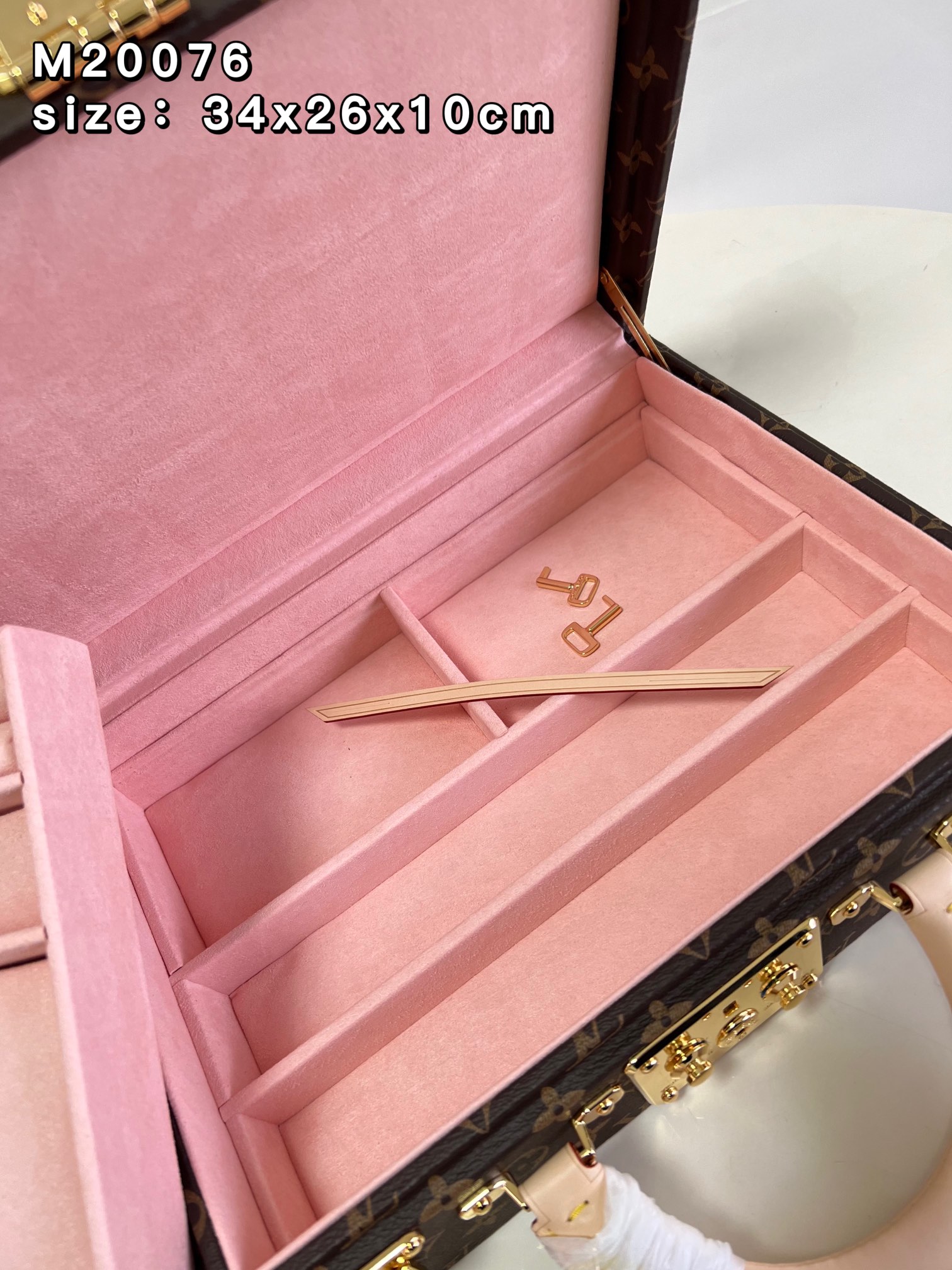 l**is V*t*n jewelry vanity