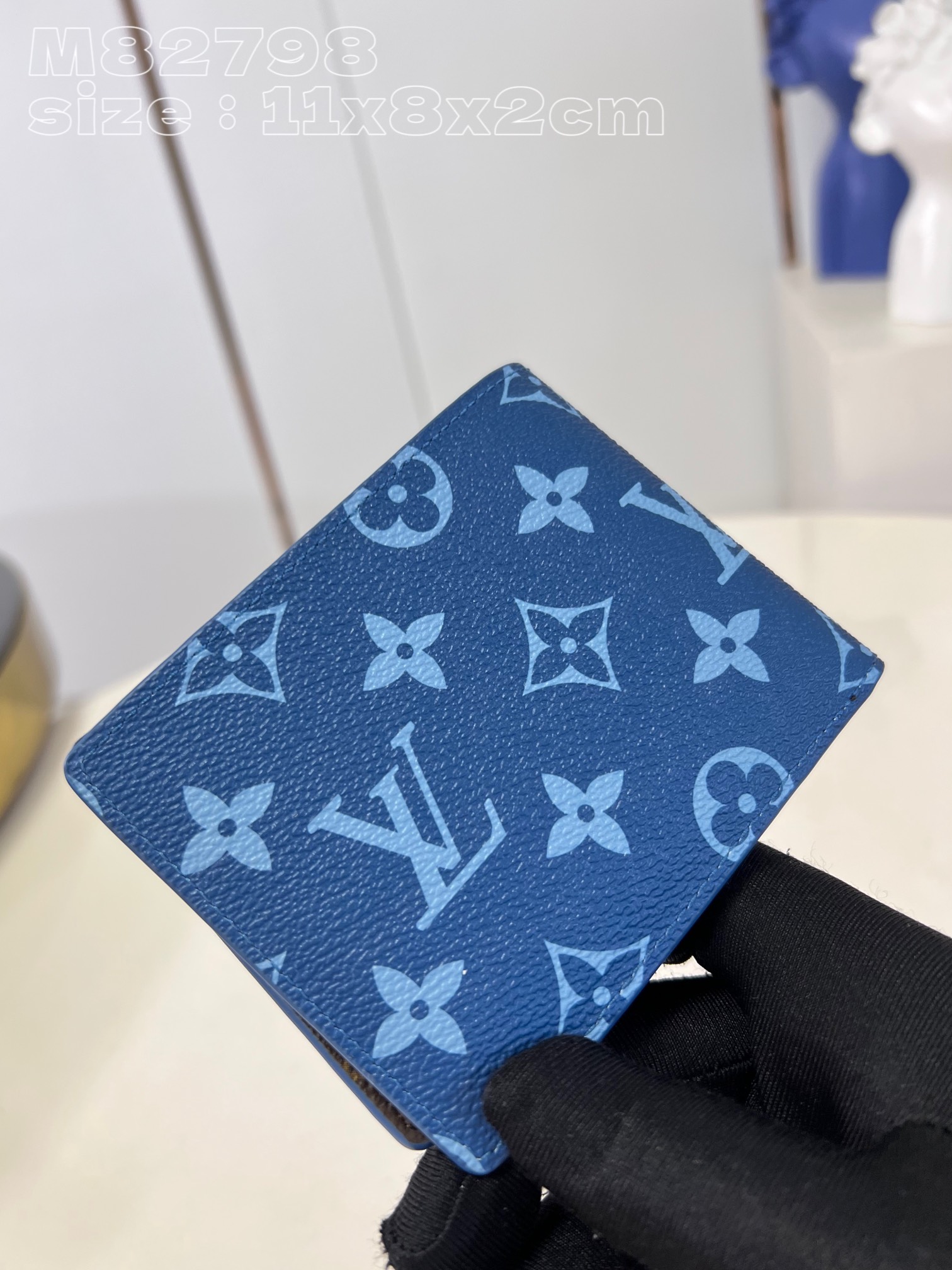 l**is V*t*n  slender  wallet