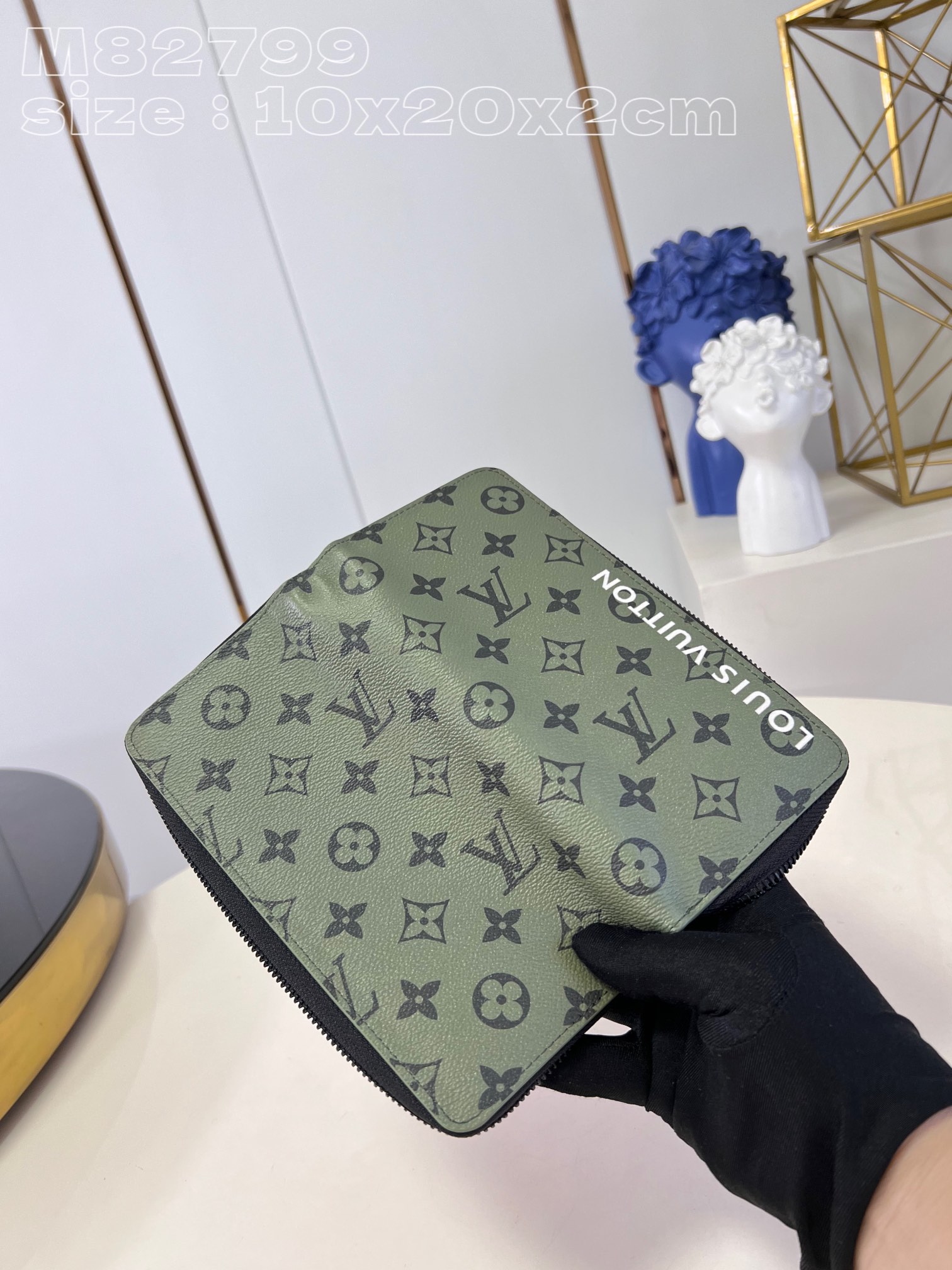 l**is V*t*n zippy wallet