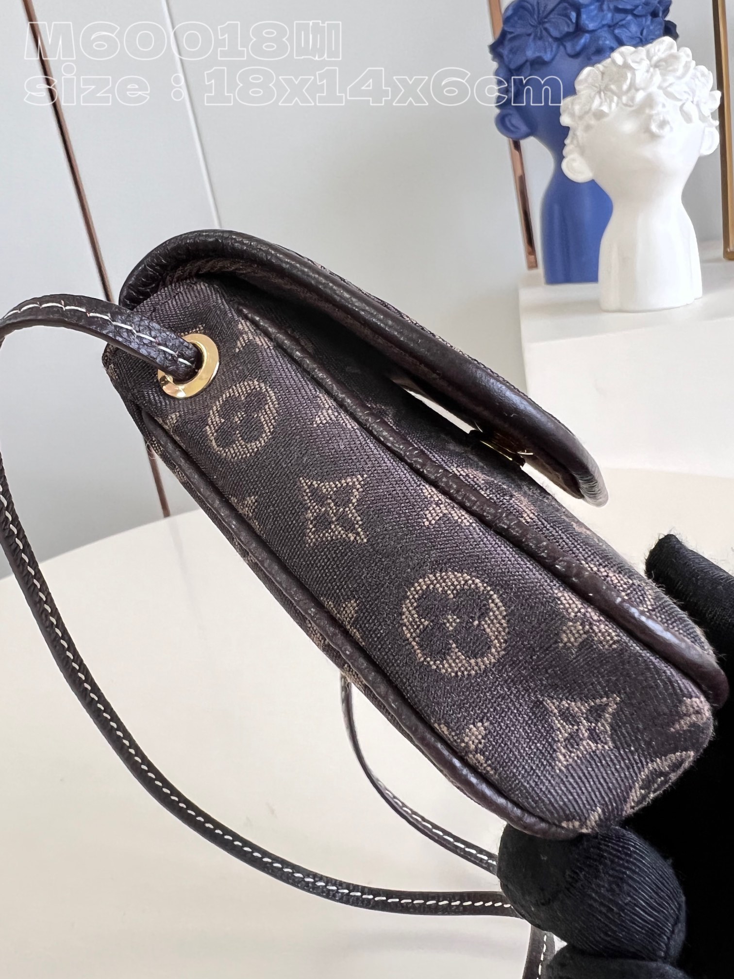 l**is V*t*n pochette cancun pouch