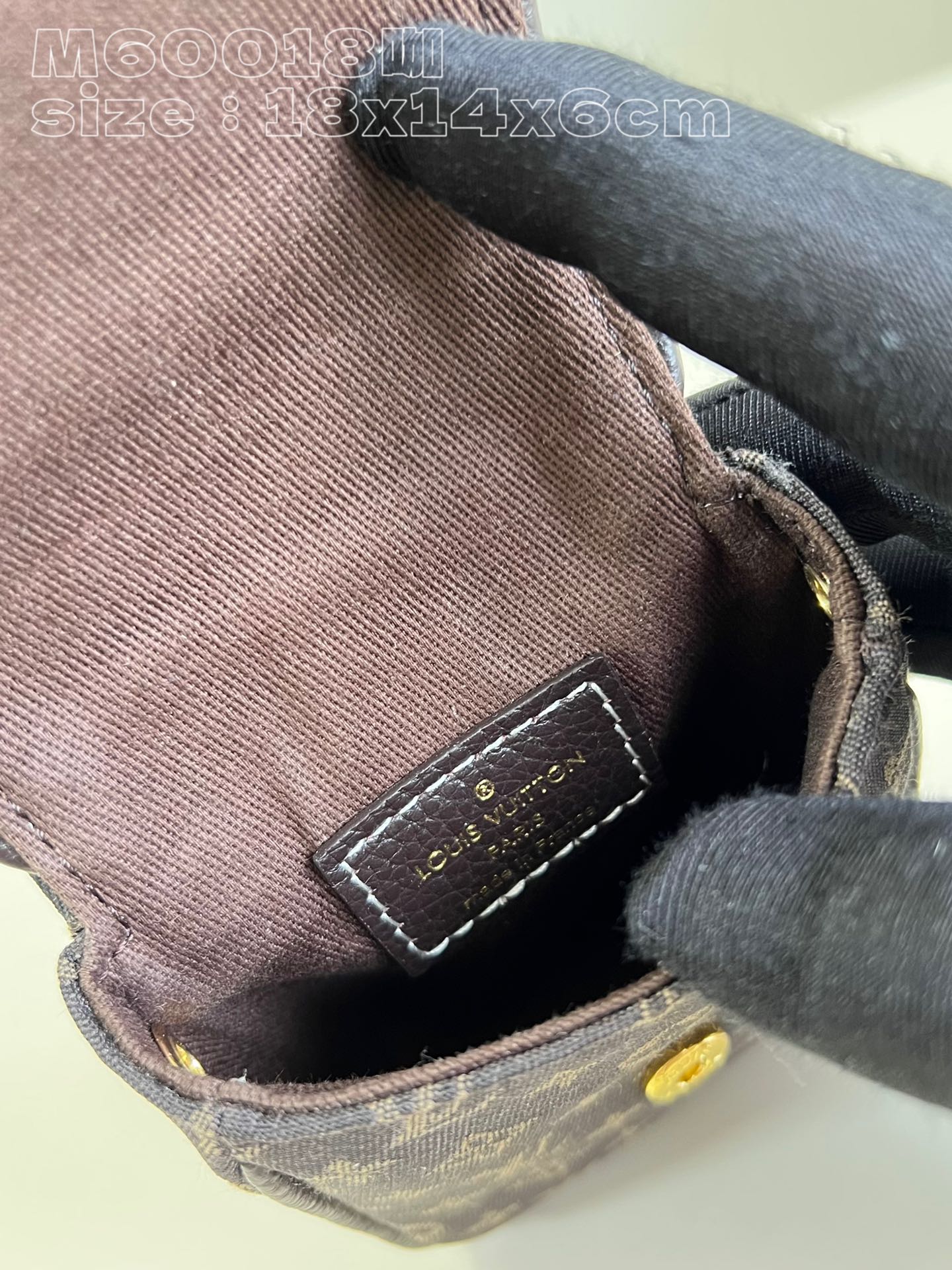 l**is V*t*n pochette cancun pouch