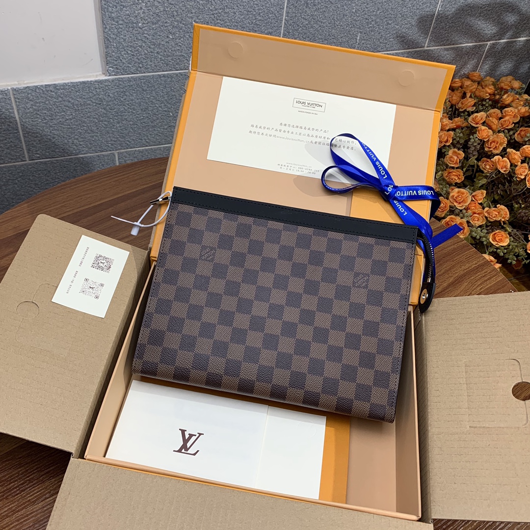 l**is V*t*n pochette voyage medium handbag