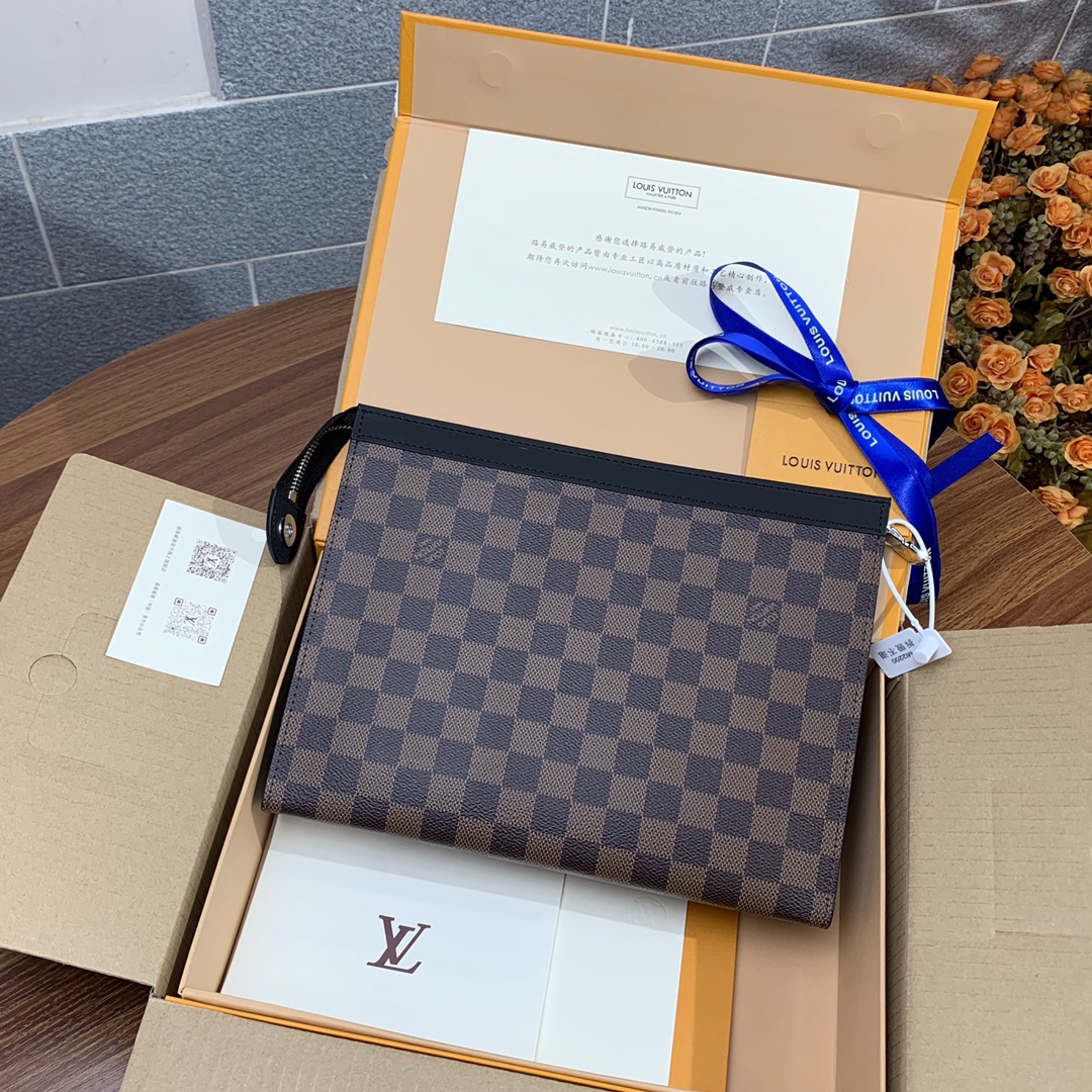 l**is V*t*n pochette voyage medium handbag