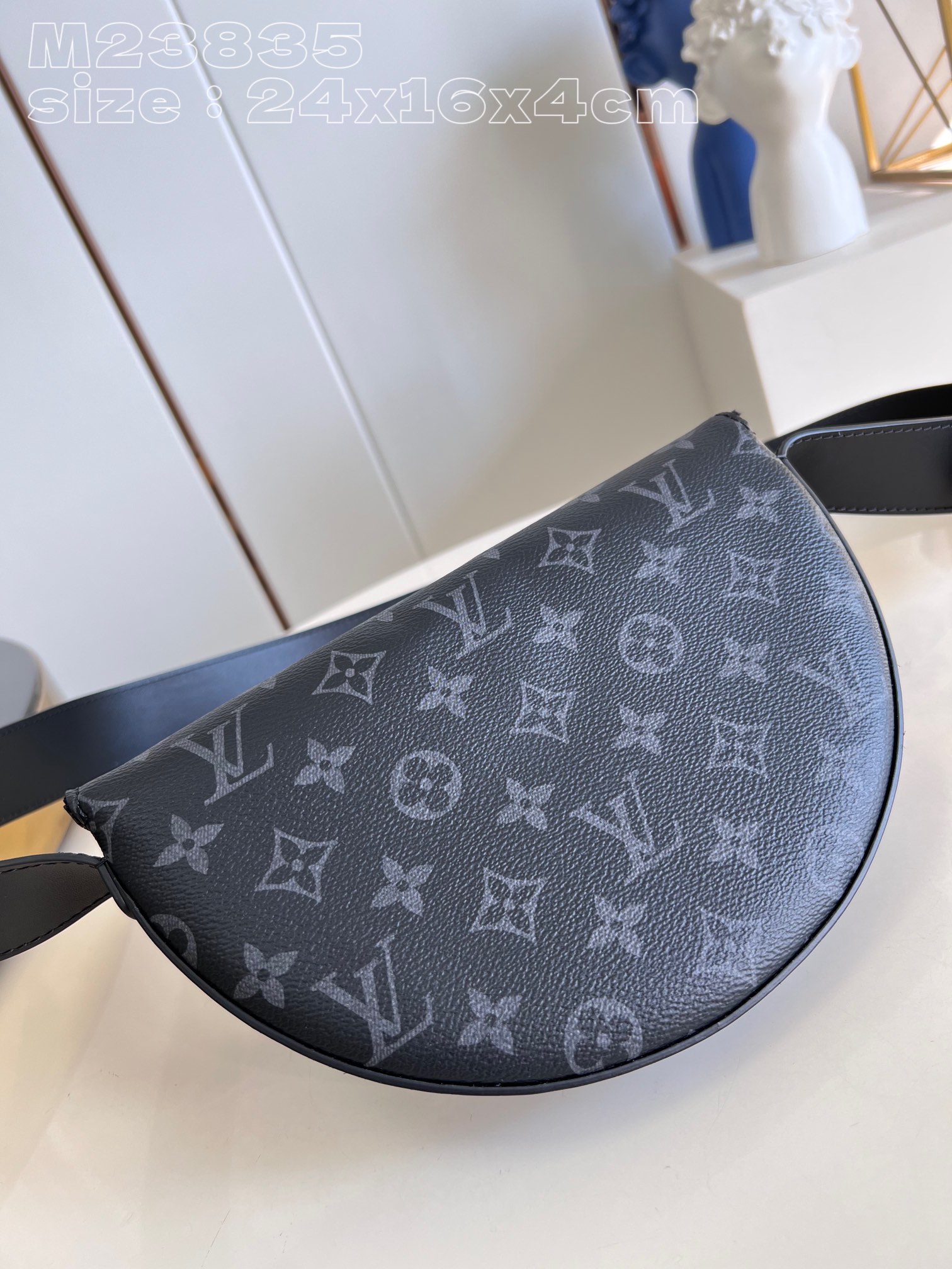 l**is V*t*n lv moon crossbody