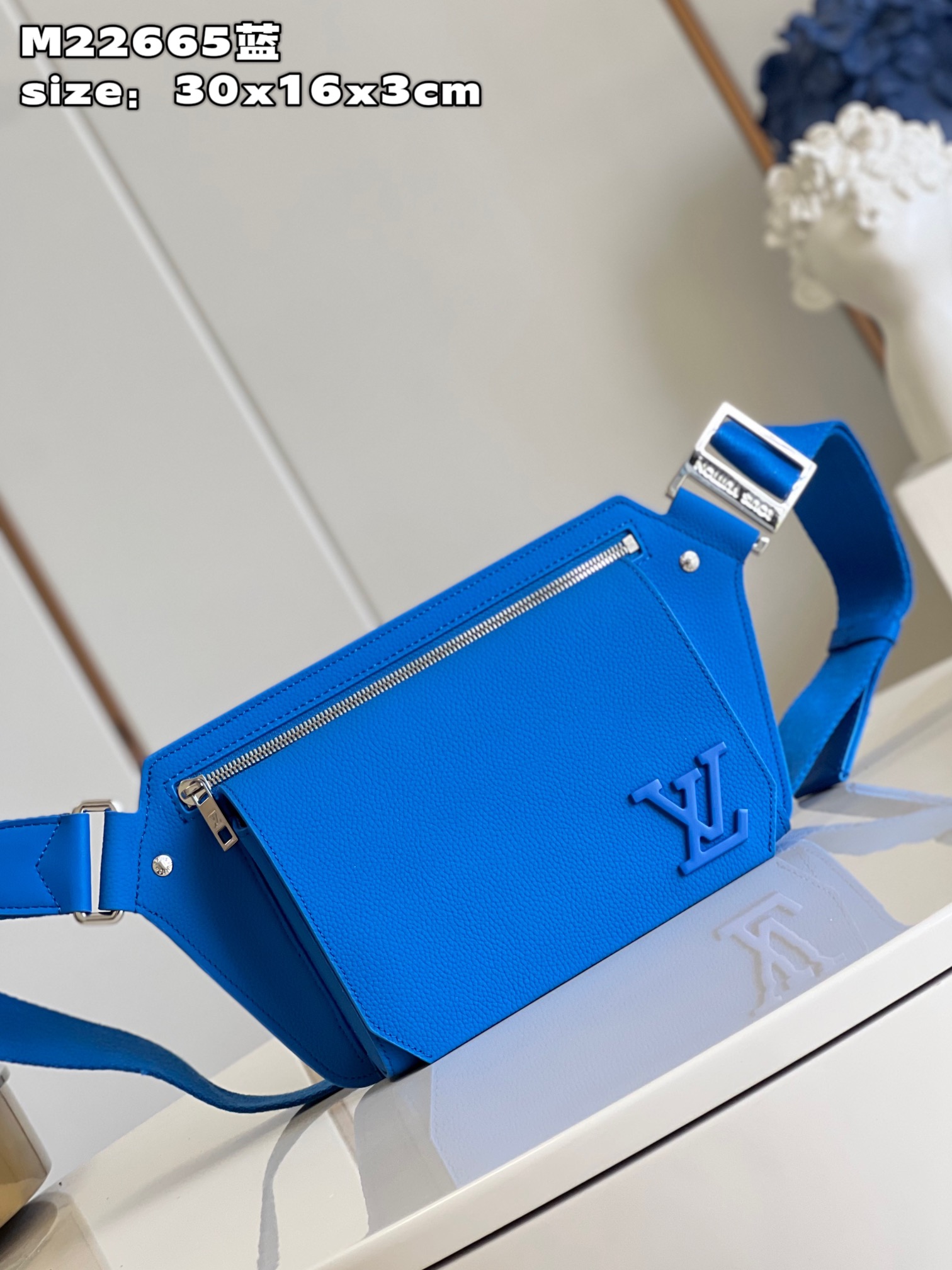 l**is V*t*n takeoff slingbag
