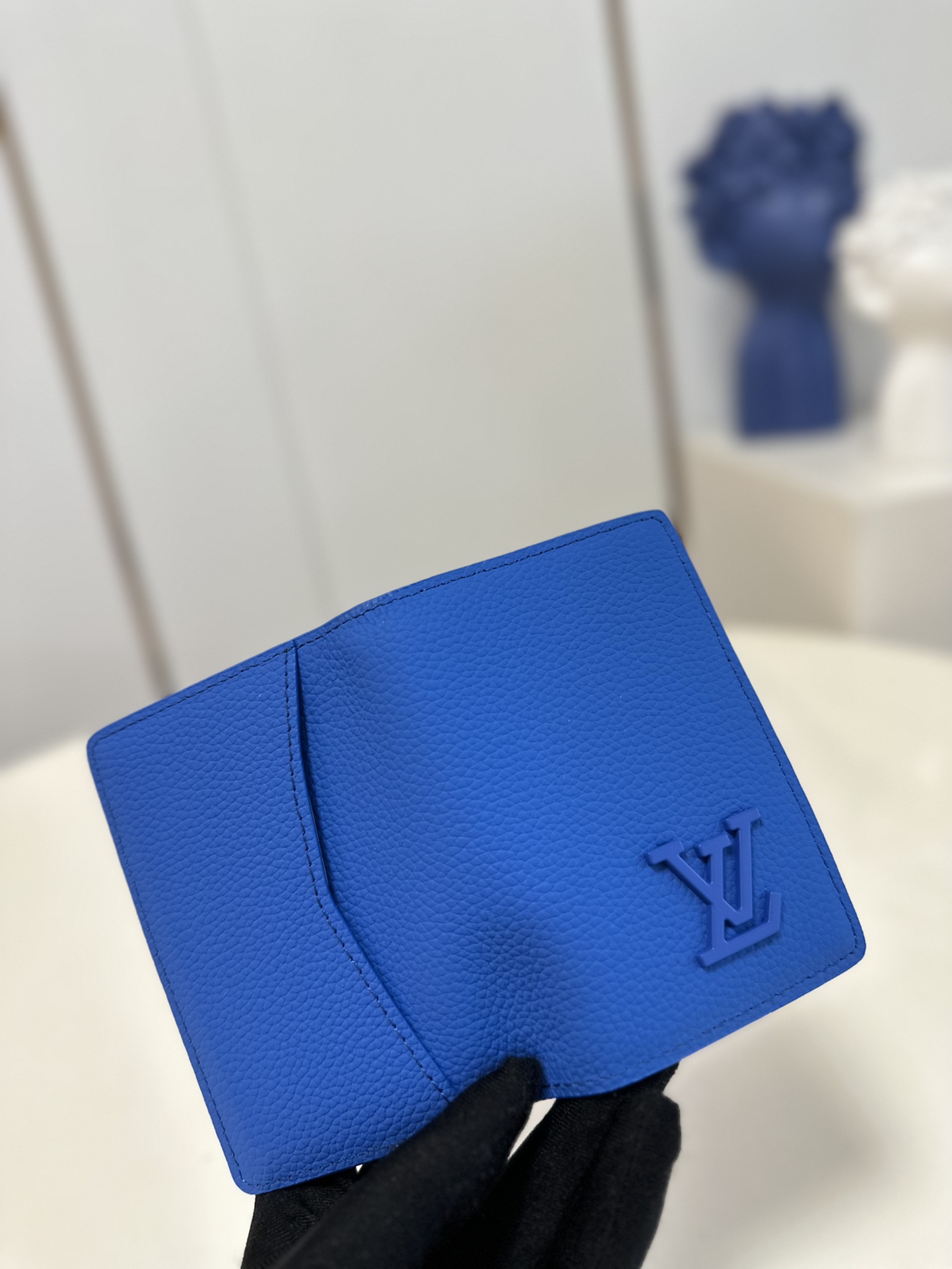 l**is V*t*n wallet