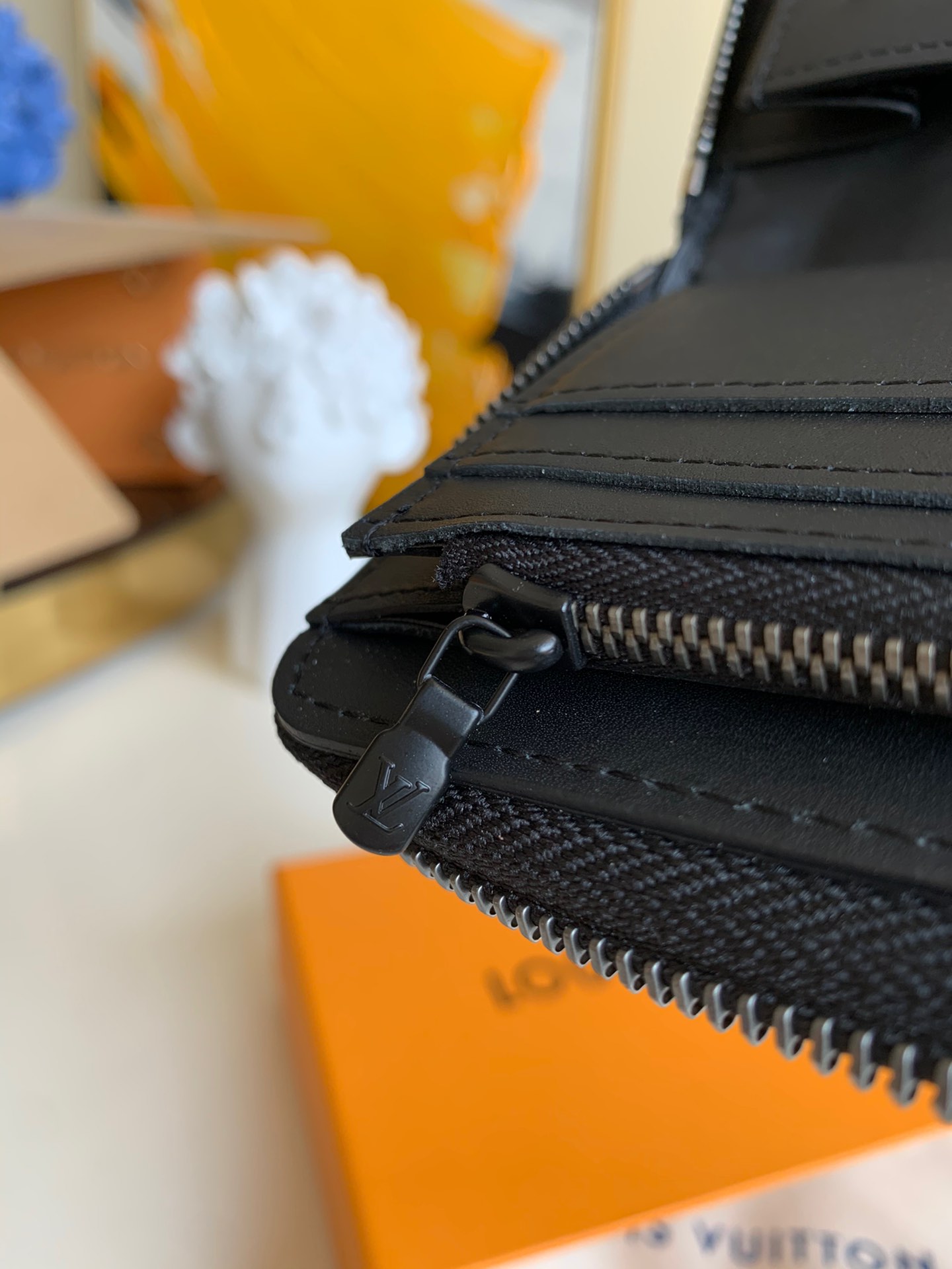 l**is V*t*n zippy vertical  wallet