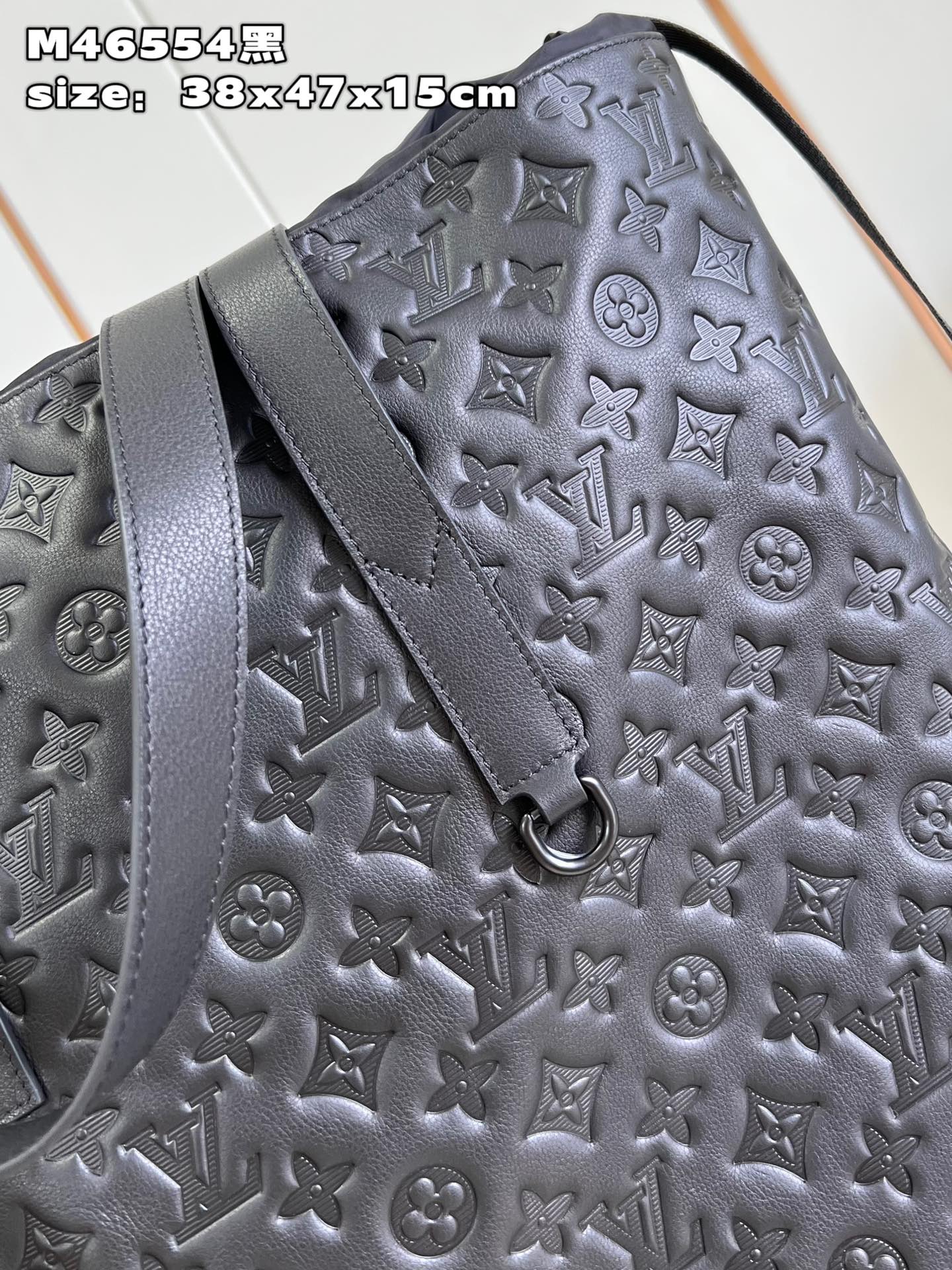 l**is V*t*n helmet bag