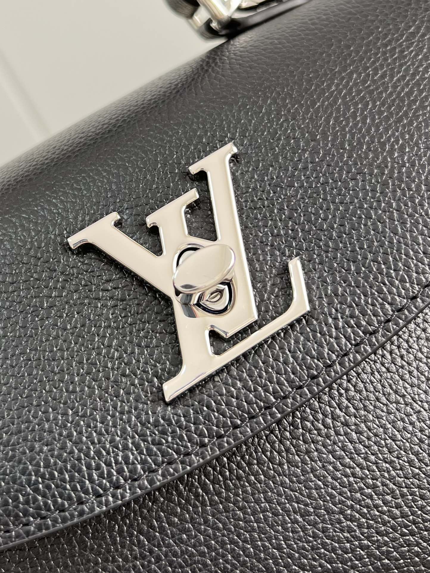 l**is V*t*n  lockme ever mini