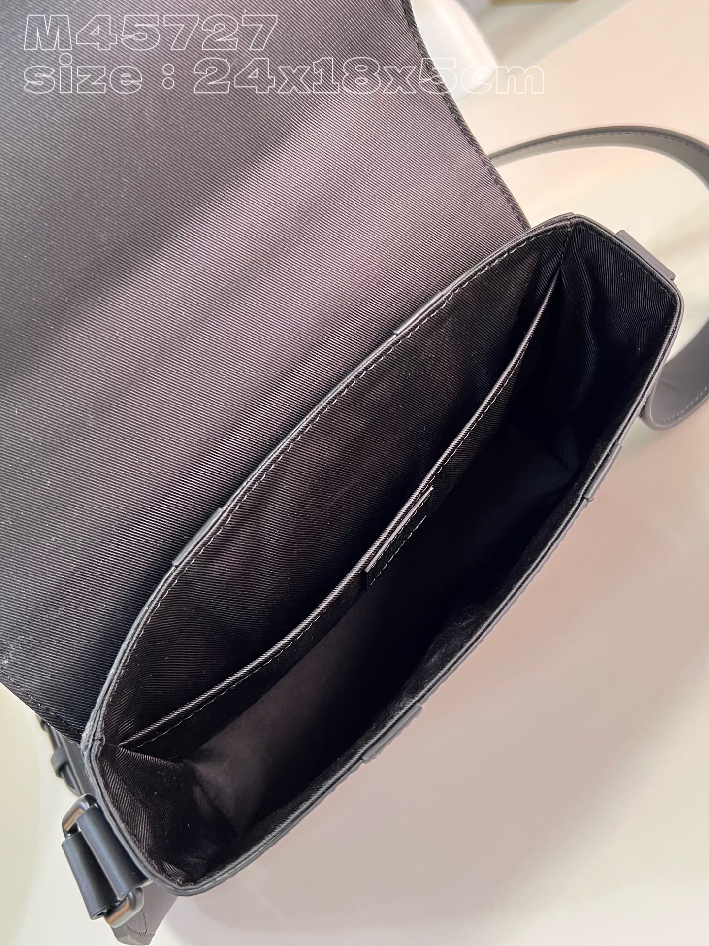 l**is V*t*n trunk messenger bag