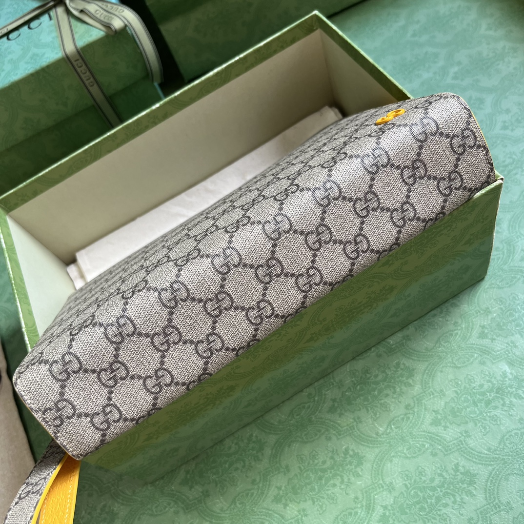G*u*i pouch with gg detail
