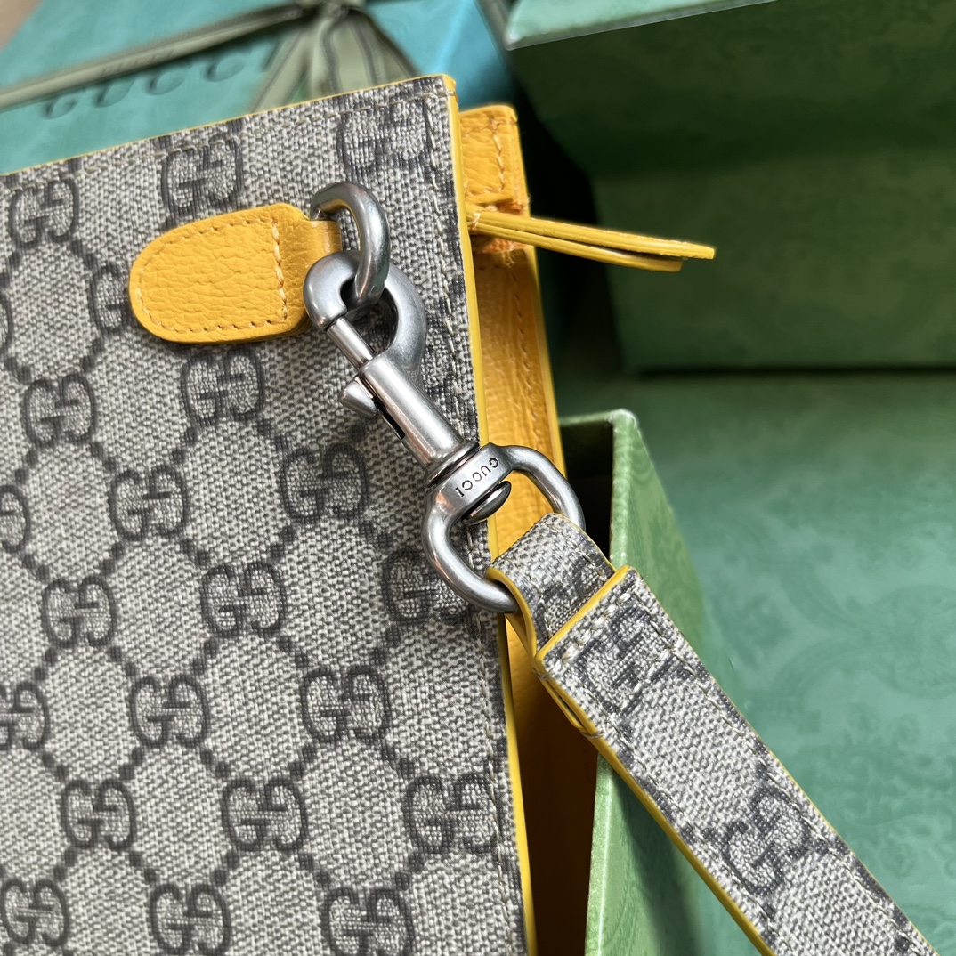 G*u*i pouch with gg detail