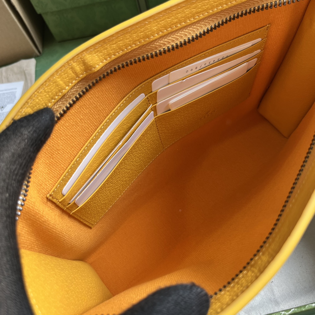 G*u*i pouch with gg detail