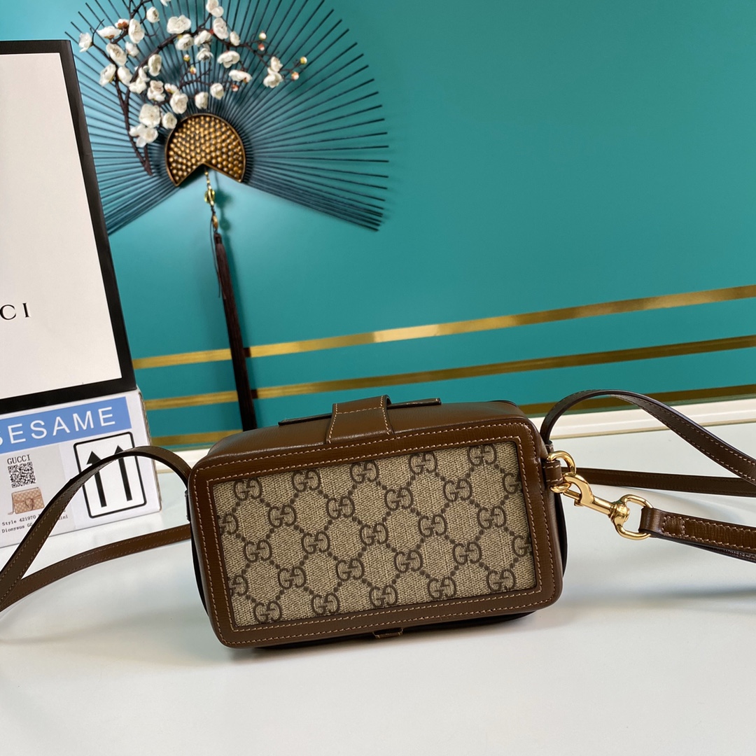 G*u*i gg mini bag with clasp closure