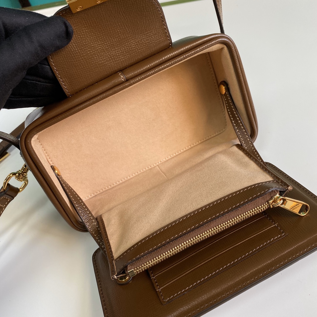 G*u*i gg mini bag with clasp closure