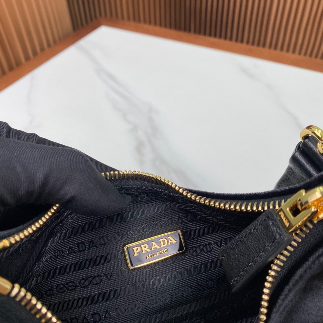 Pra*a nylon hobo