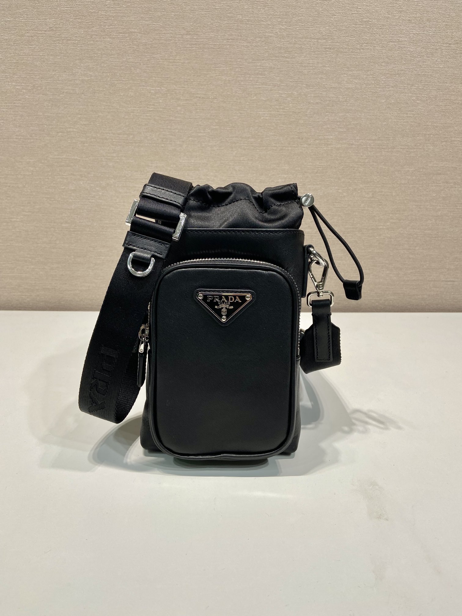 Pra*a leather smartphone case