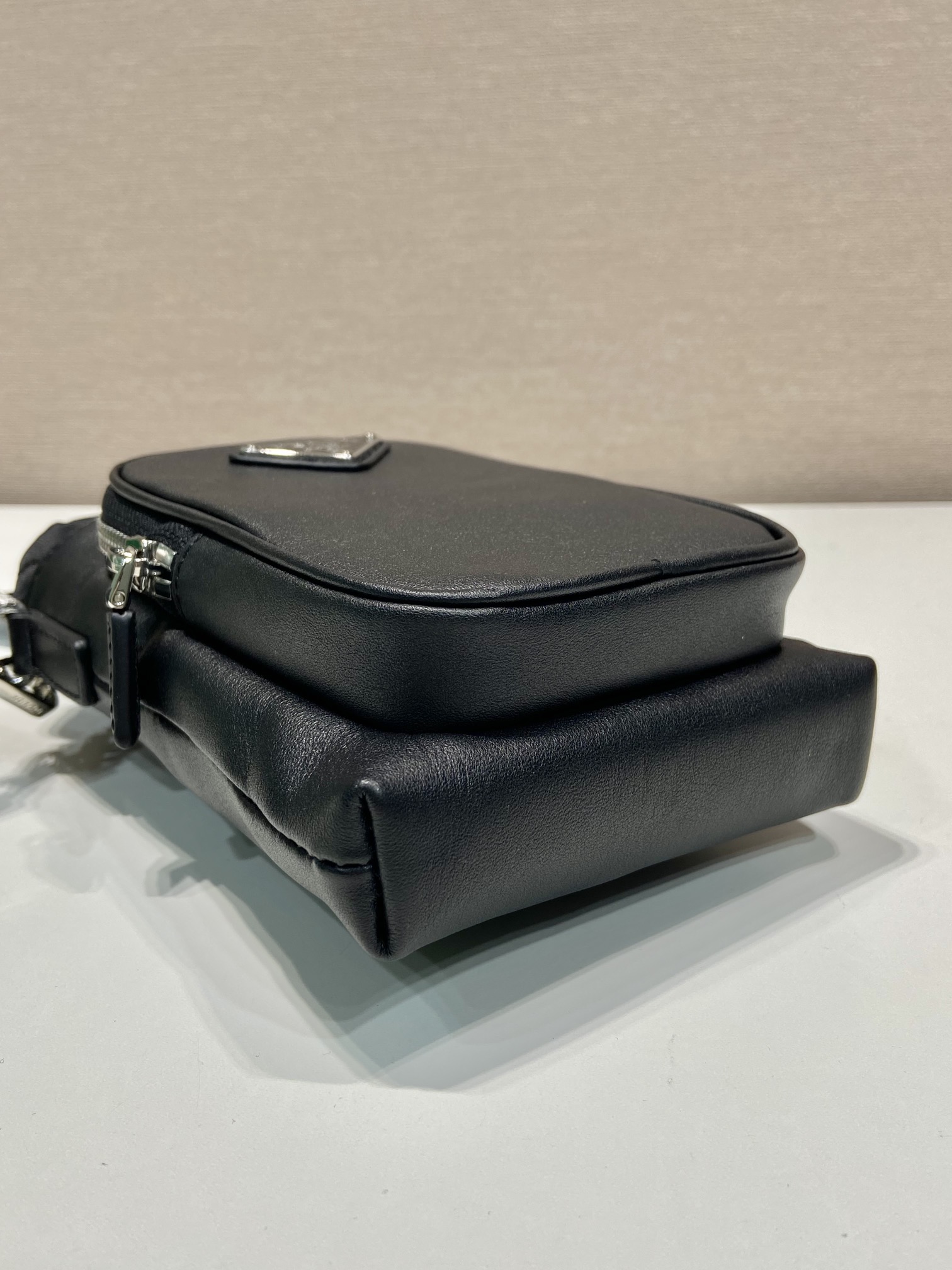 Pra*a leather smartphone case