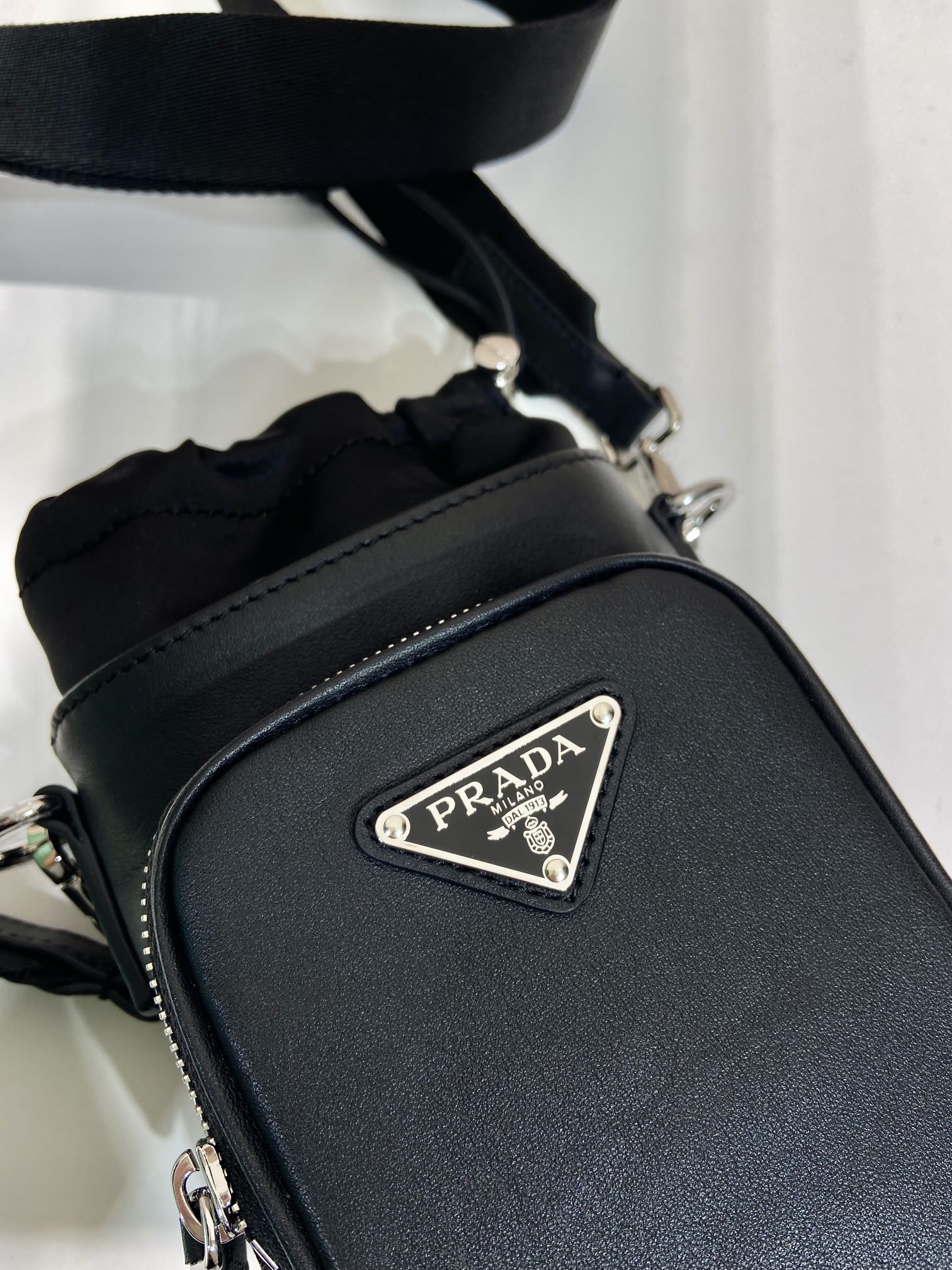 Pra*a leather smartphone case