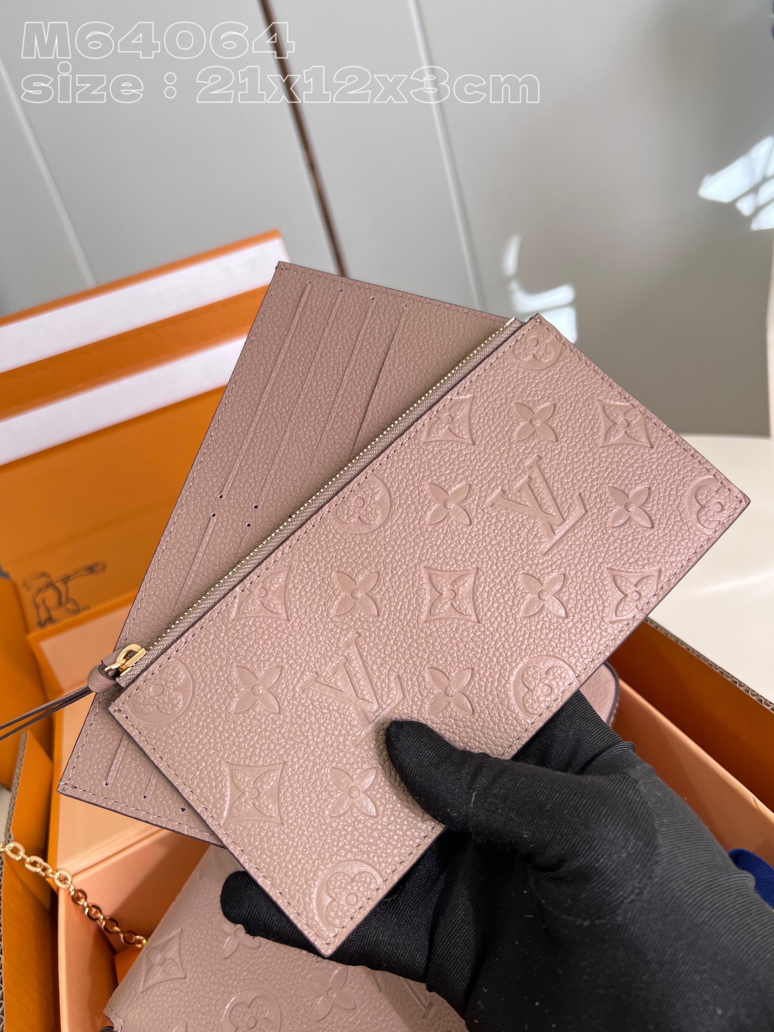 l**is V*t*n pochette félicie