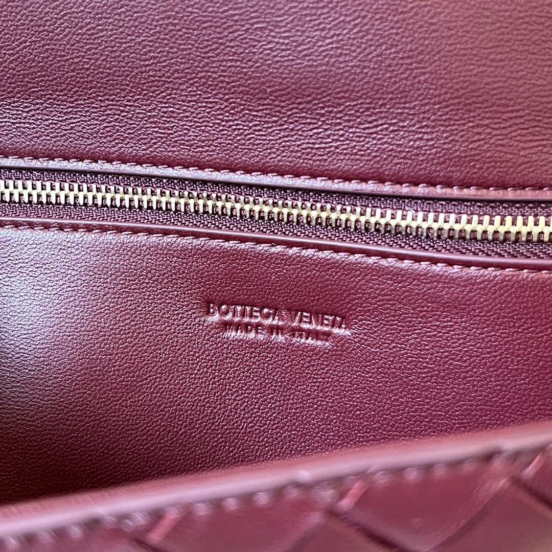 bo*te*ga Ve*ne*ta long clutch andiamo with handle