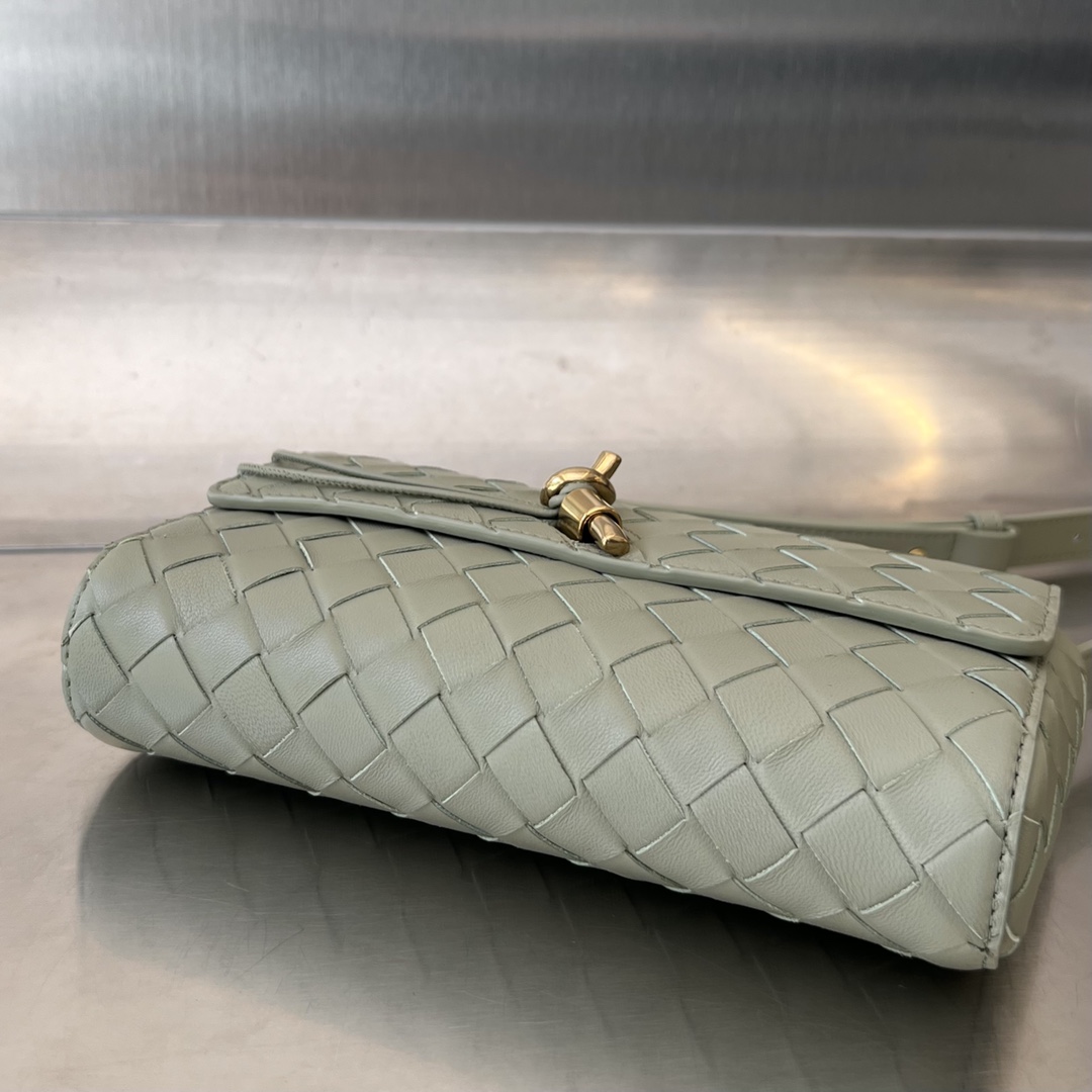 bo*te*ga Ve*ne*ta mini andiamo cross-body bag