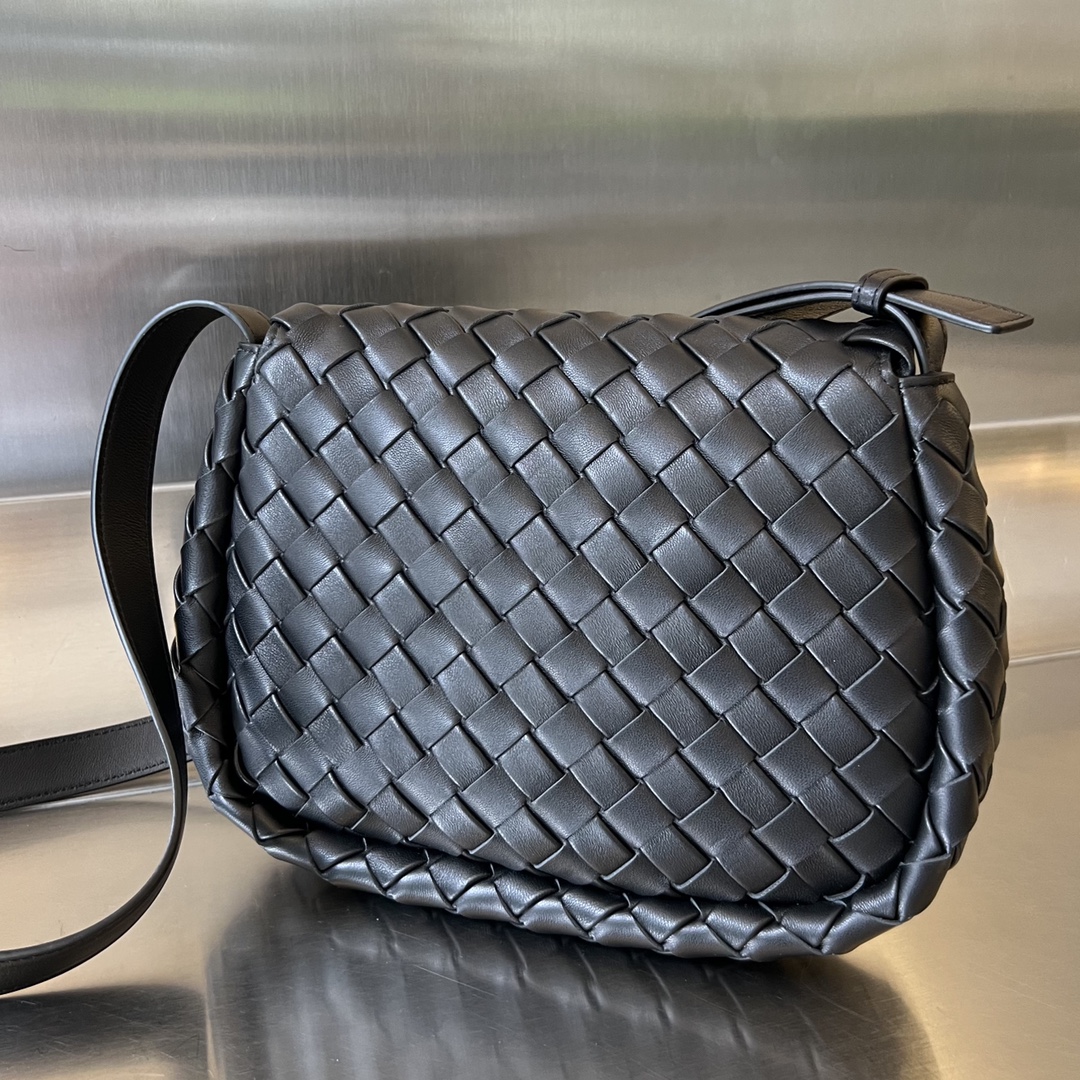 bo*te*ga Ve*ne*ta small cobble messenger