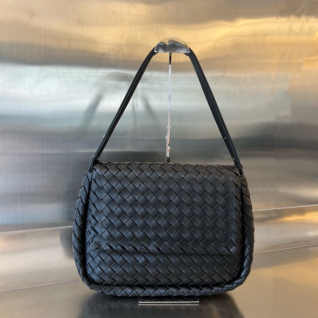 bo*te*ga Ve*ne*ta maxi cobble messenger