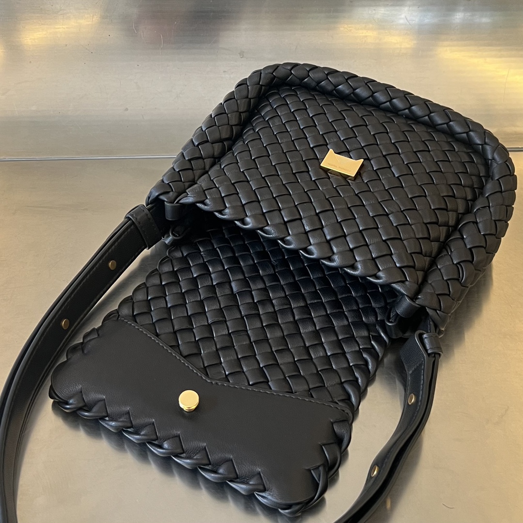 bo*te*ga Ve*ne*ta mini cobble shoulder bag