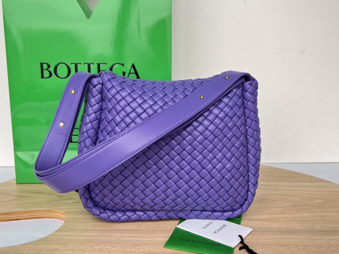bo*te*ga Ve*ne*ta small cobble shoulder bag