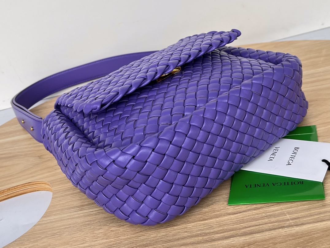 bo*te*ga Ve*ne*ta small cobble shoulder bag