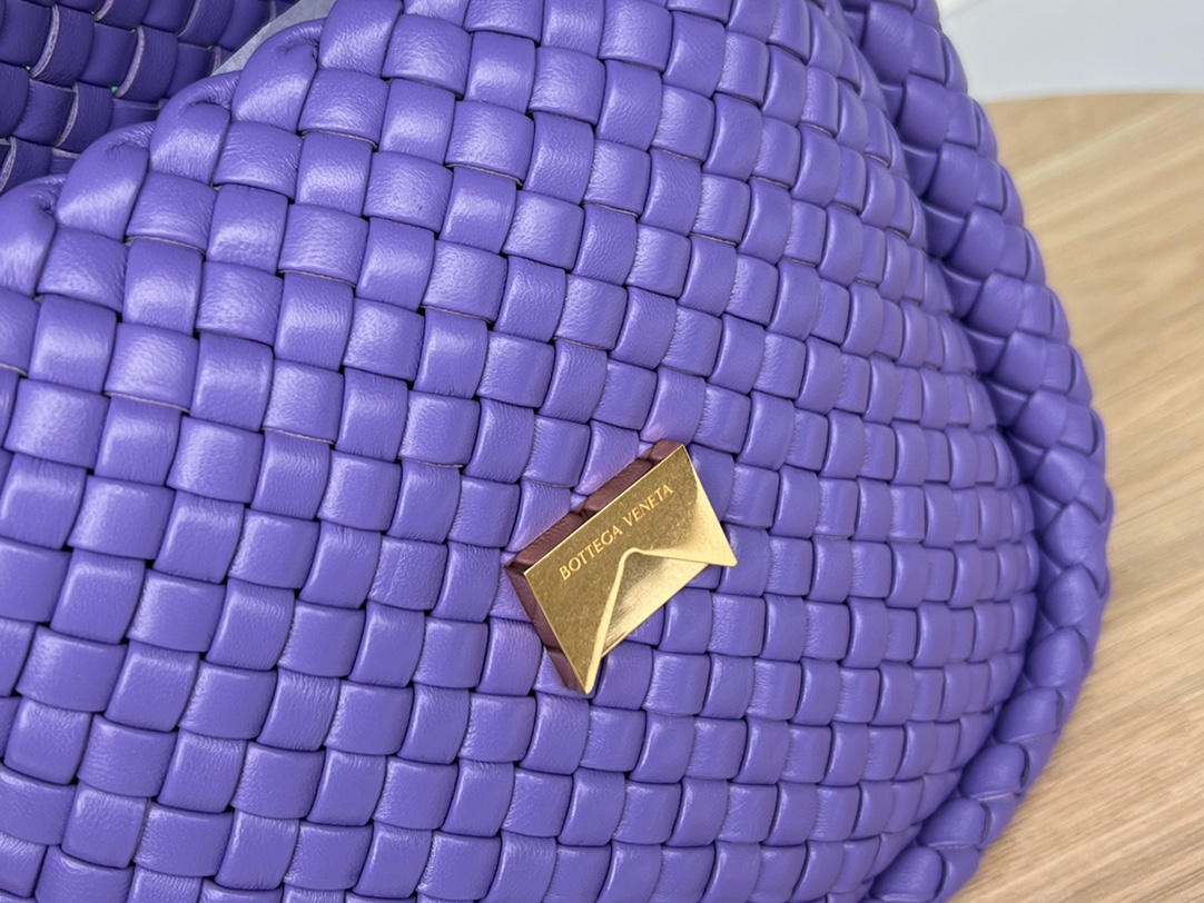 bo*te*ga Ve*ne*ta small cobble shoulder bag