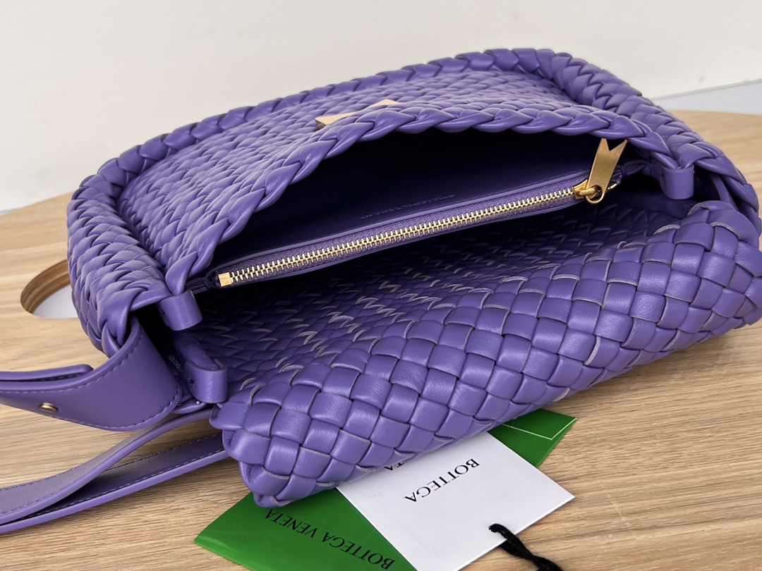 bo*te*ga Ve*ne*ta small cobble shoulder bag