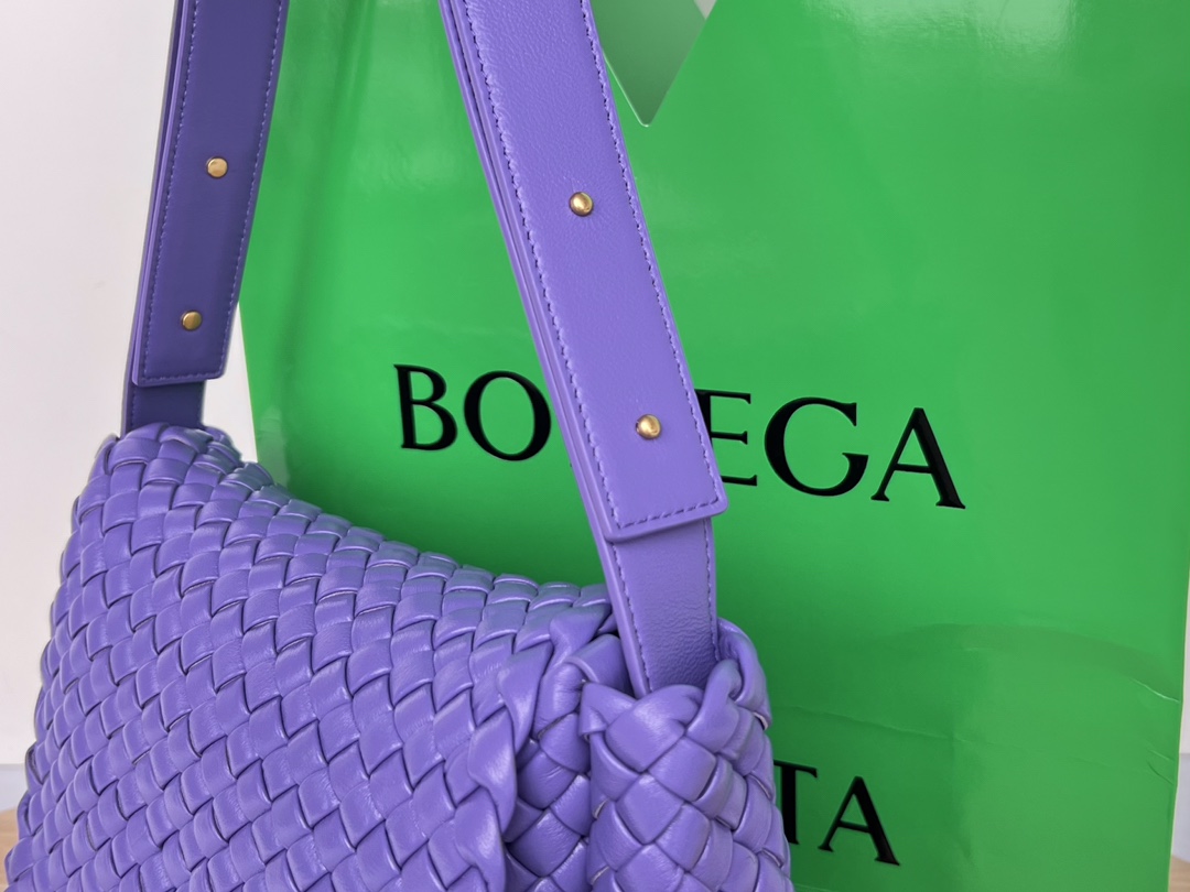 bo*te*ga Ve*ne*ta small cobble shoulder bag
