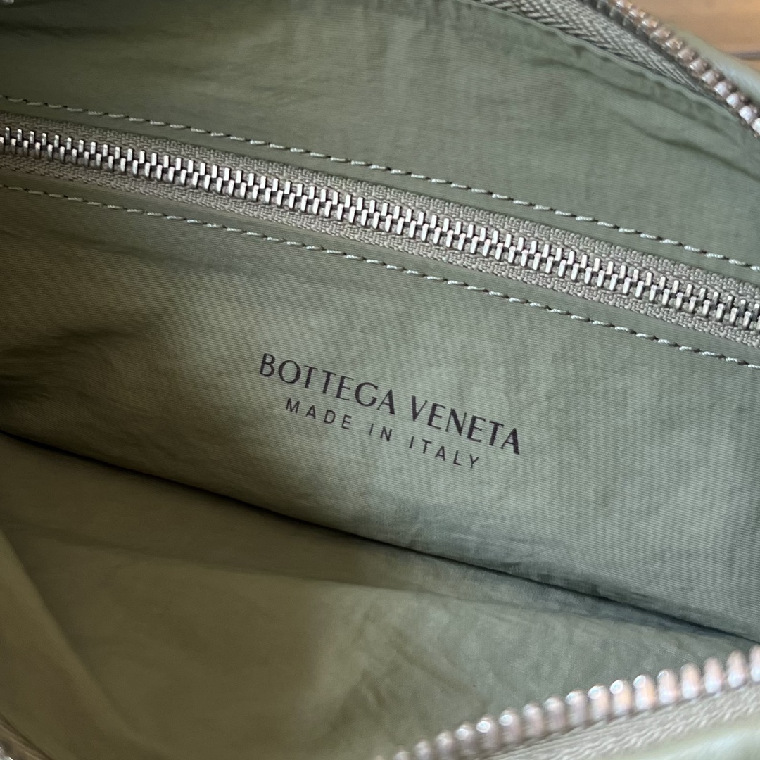 bo*te*ga Ve*ne*ta buddy bag