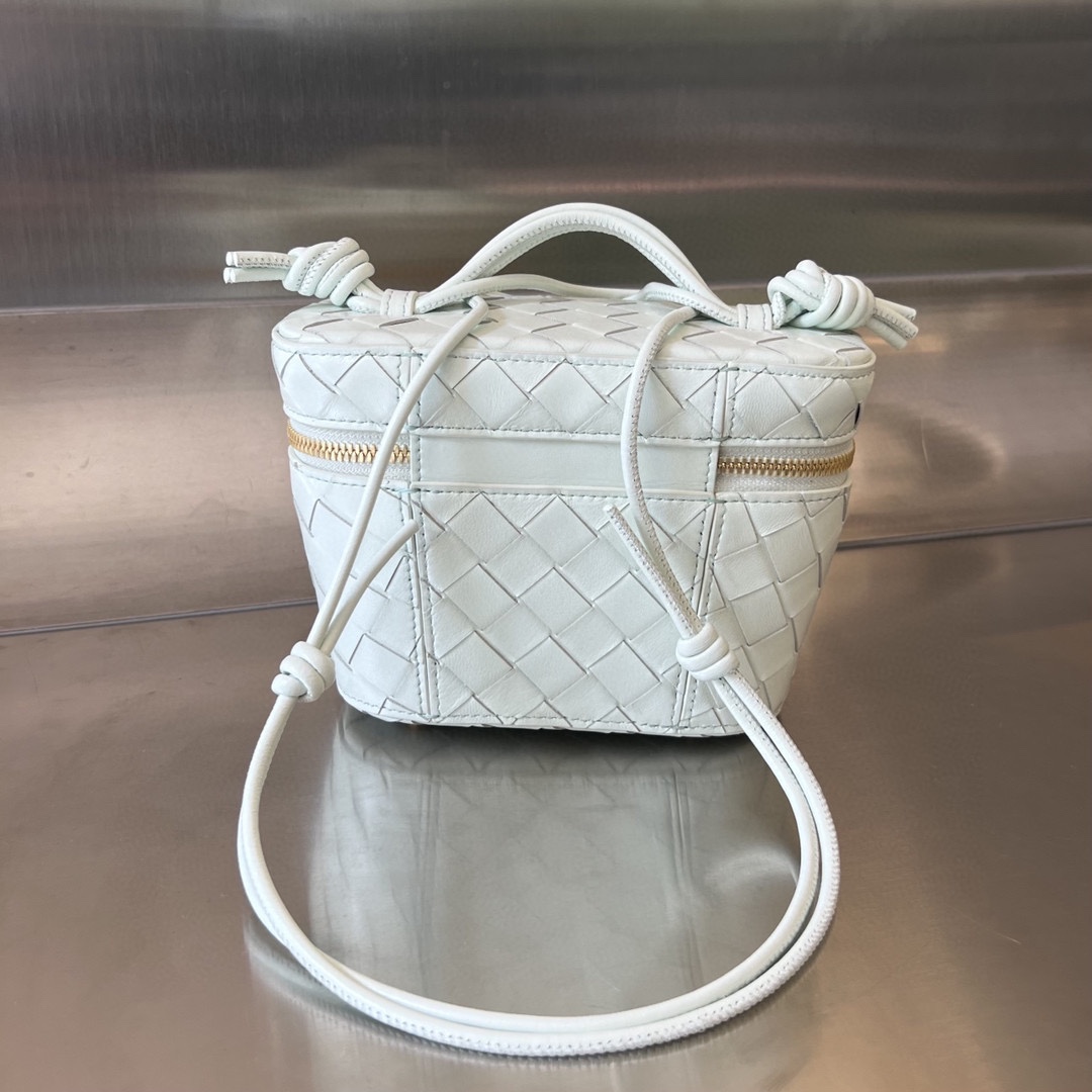 bo*te*ga Ve*ne*ta mini intrecciato vanity case