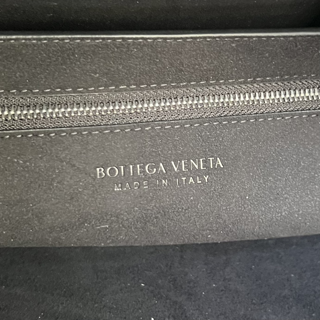bo*te*ga Ve*ne*ta arco briefcase