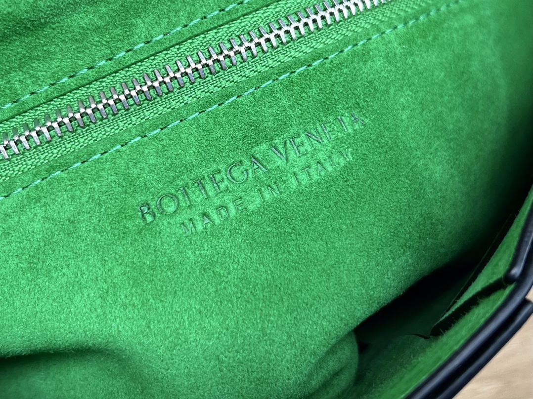 bo*te*ga Ve*ne*ta cassette bag