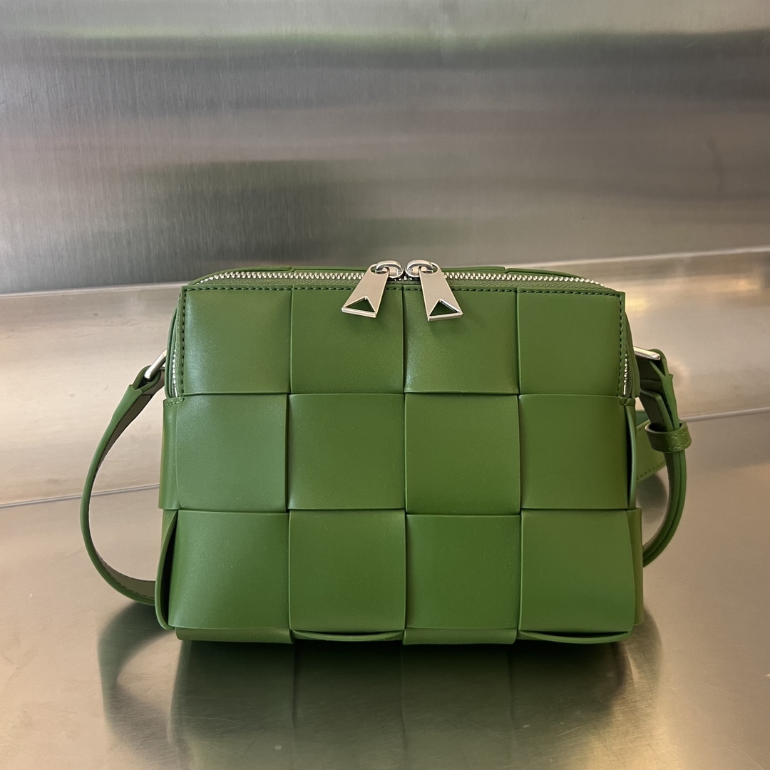 bo*te*ga Ve*ne*ta cassette camera bag