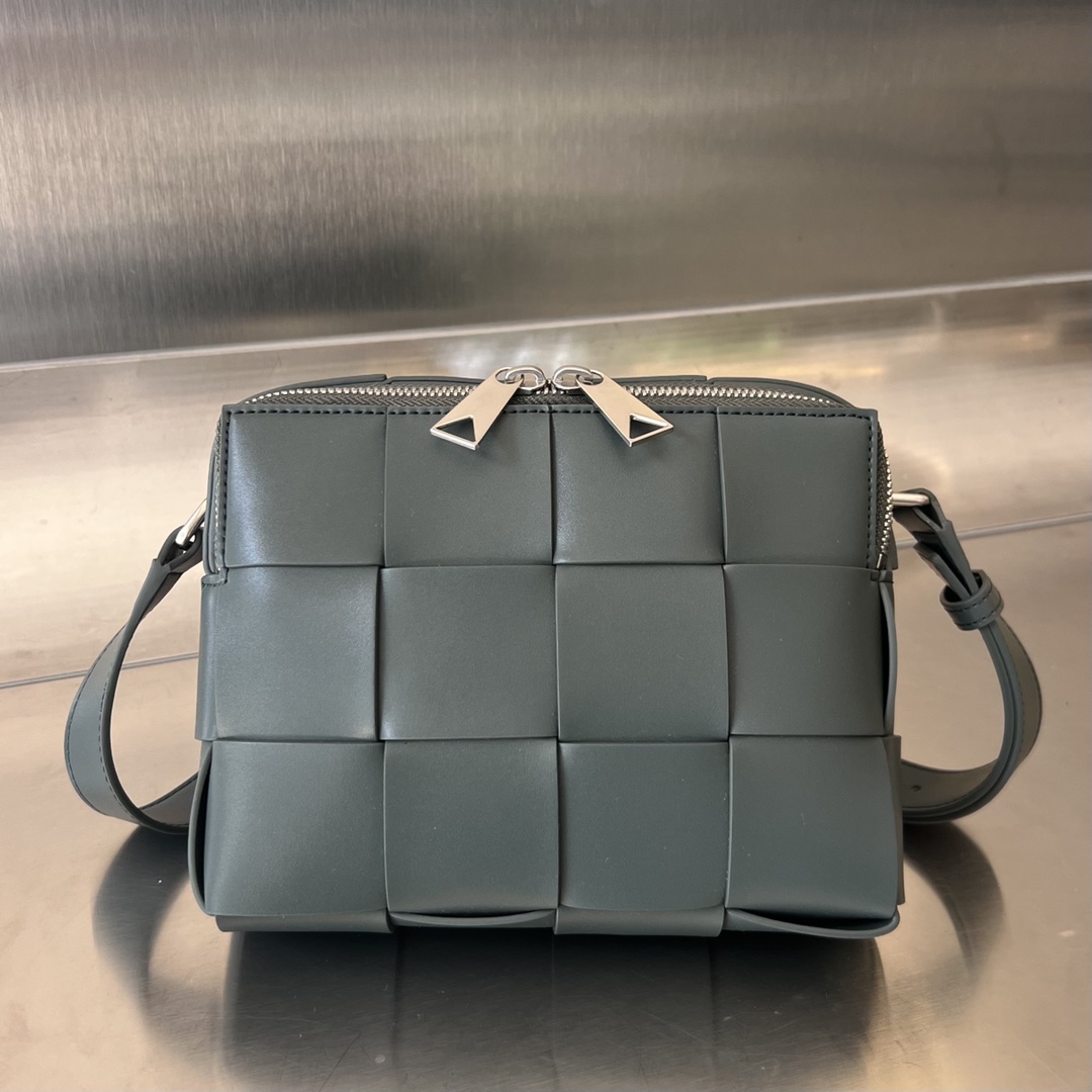 bo*te*ga Ve*ne*ta cassette camera bag