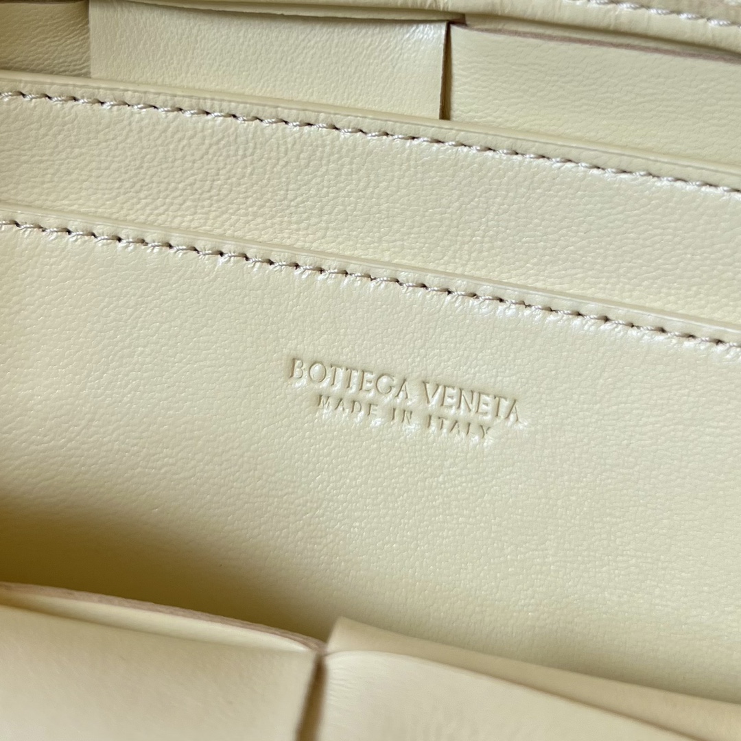 bo*te*ga Ve*ne*ta mini cassette cross-body bag