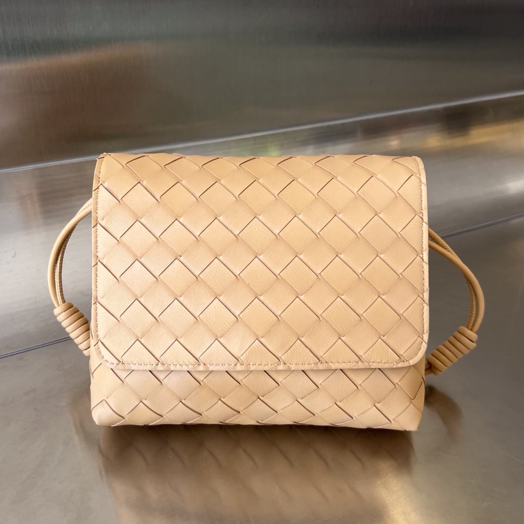 bo*te*ga Ve*ne*ta mini intrecciato cross-body bag