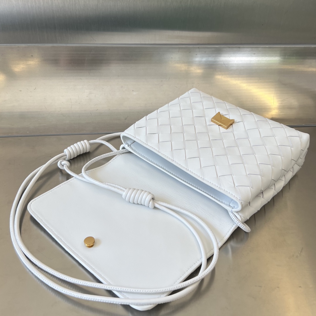 bo*te*ga Ve*ne*ta mini intrecciato cross-body bag