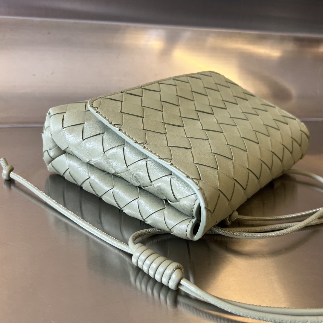 bo*te*ga Ve*ne*ta mini intrecciato cross-body bag
