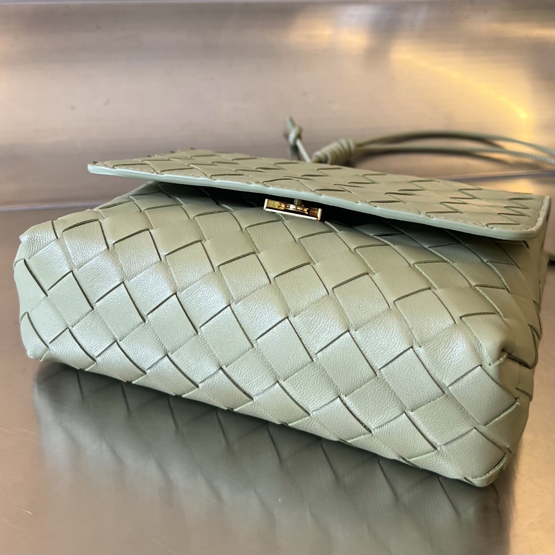 bo*te*ga Ve*ne*ta mini intrecciato cross-body bag