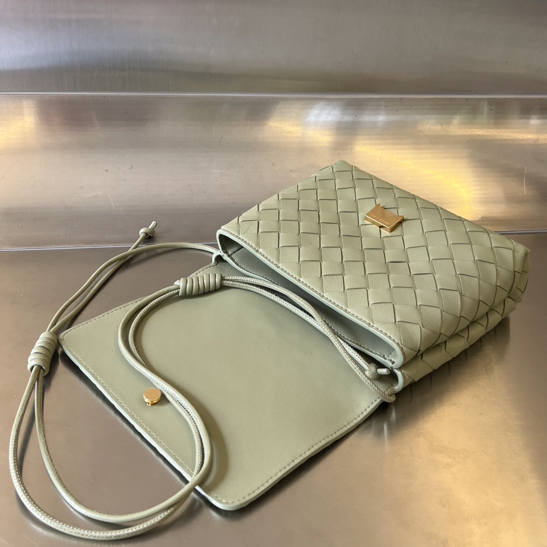 bo*te*ga Ve*ne*ta mini intrecciato cross-body bag