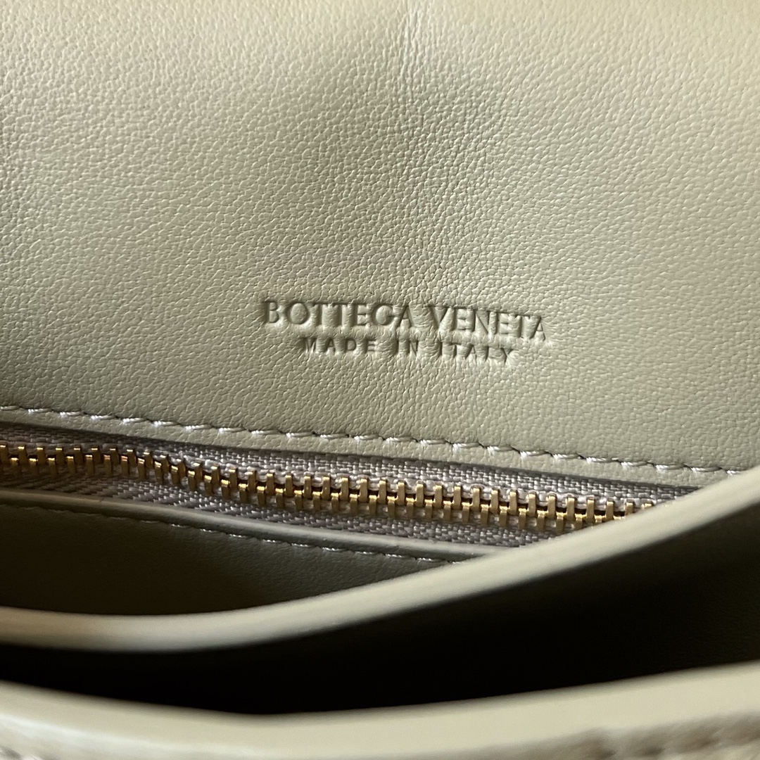 bo*te*ga Ve*ne*ta mini intrecciato cross-body bag